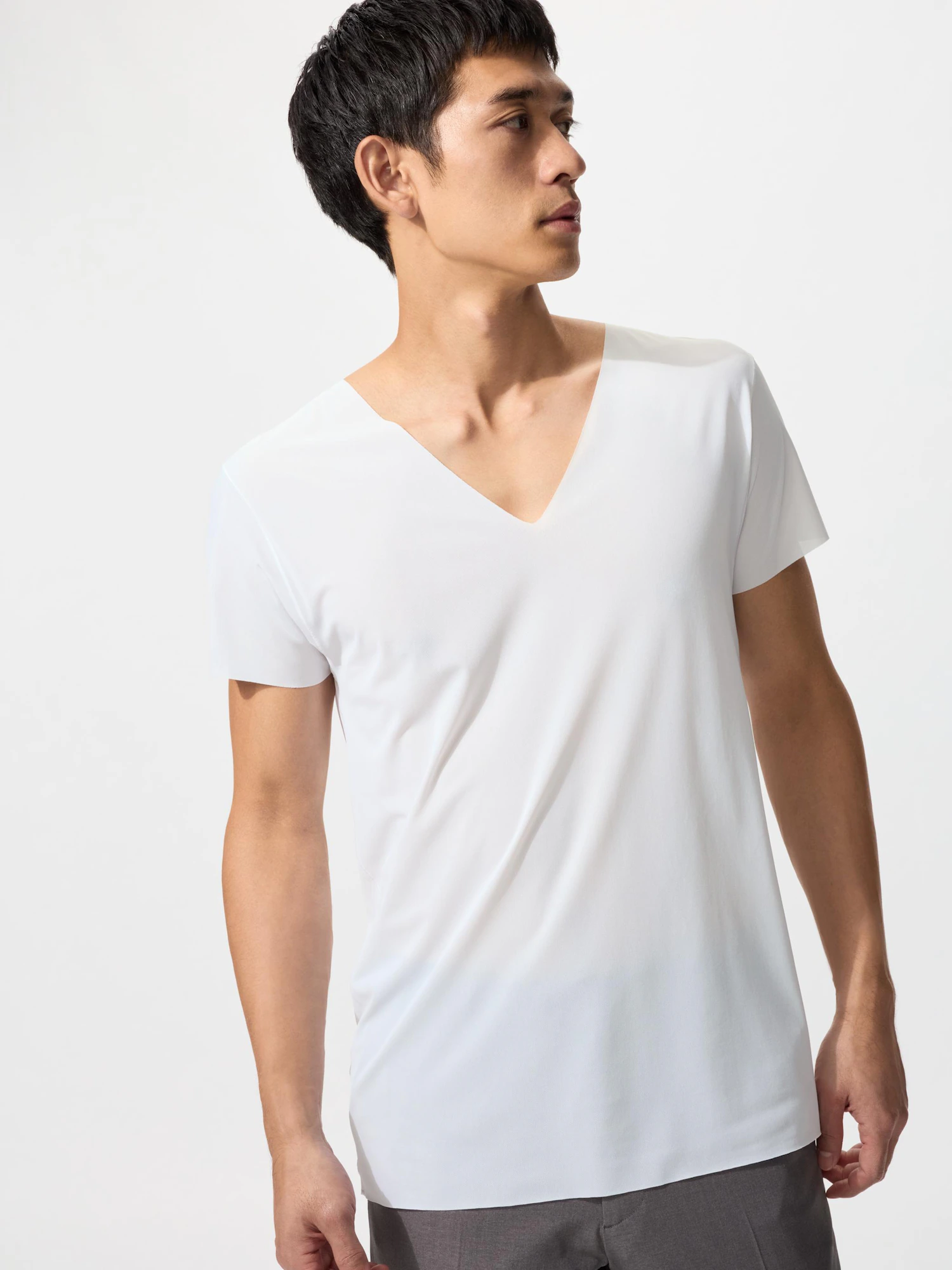 AIRism Дезодорирующая сетчатая футболка с V-вырезом — UNIQLO