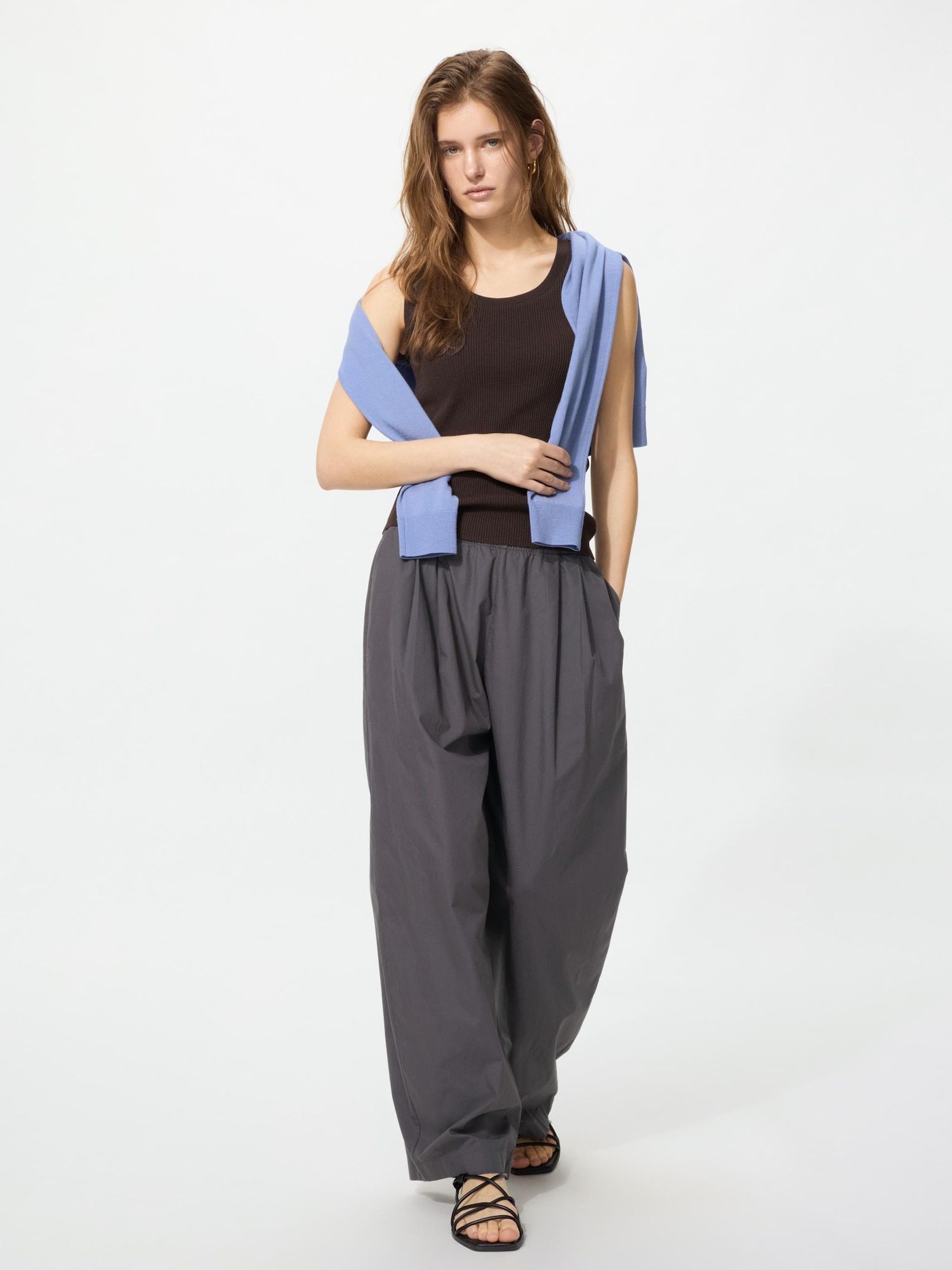 Хлопковые объемные легкие брюки удлиненные — UNIQLO